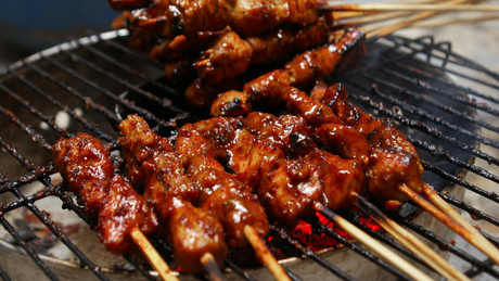 Letni hit z grilla: Szaszłyki z kurczaka w marynacie BBQ z kolbami kukurydzy