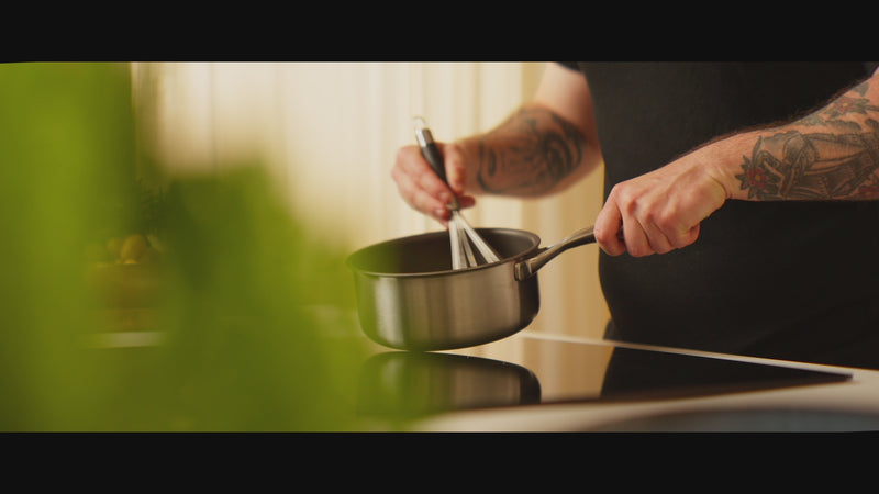 NON-STICK PANDEN GENTÆNKT – MED EN NATURLIG KEMIKALIEFRI BELÆGNING

[cut 14]
